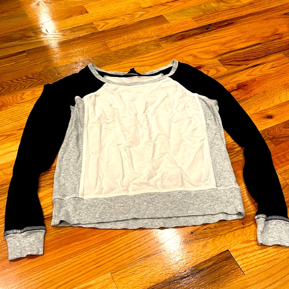 Long sleeve gray white and black T-shirt